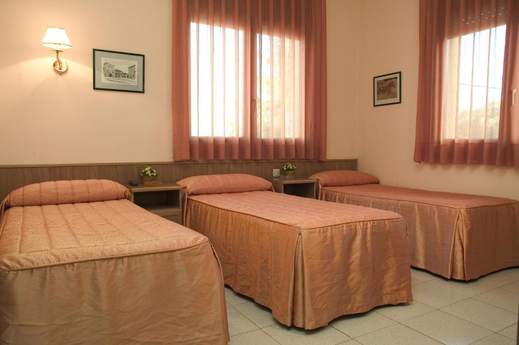 Hostal Montserrat Tona Room photo