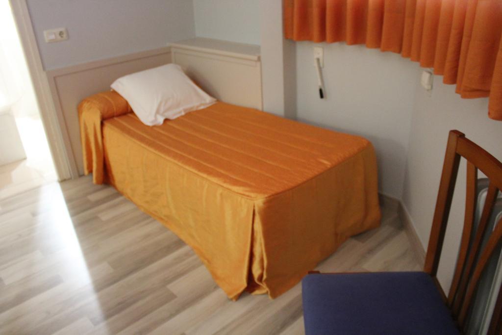 Hostal Montserrat Tona Exterior photo