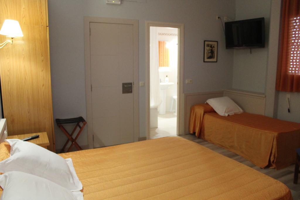 Hostal Montserrat Tona Exterior photo
