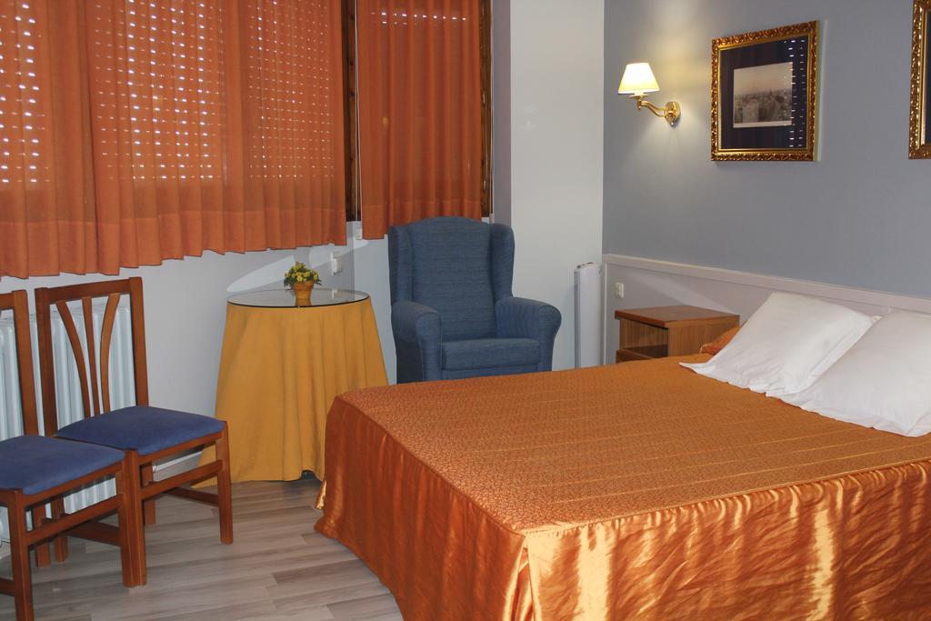 Hostal Montserrat Tona Exterior photo