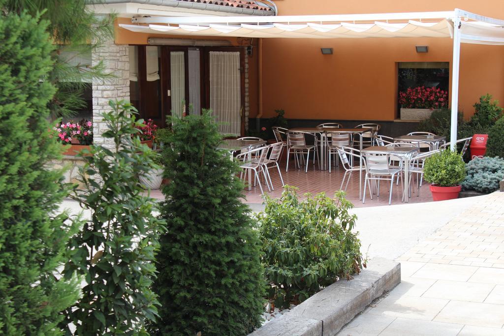 Hostal Montserrat Tona Exterior photo