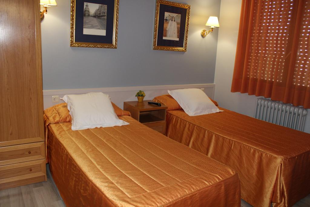 Hostal Montserrat Tona Exterior photo