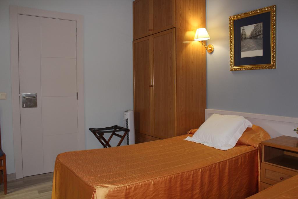 Hostal Montserrat Tona Exterior photo