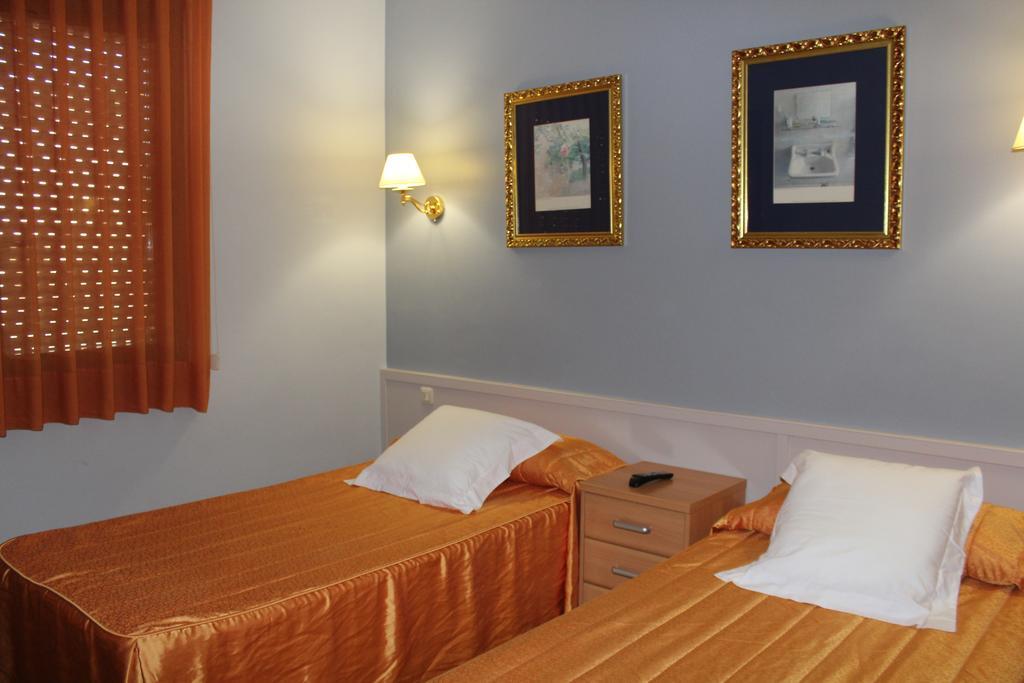 Hostal Montserrat Tona Exterior photo