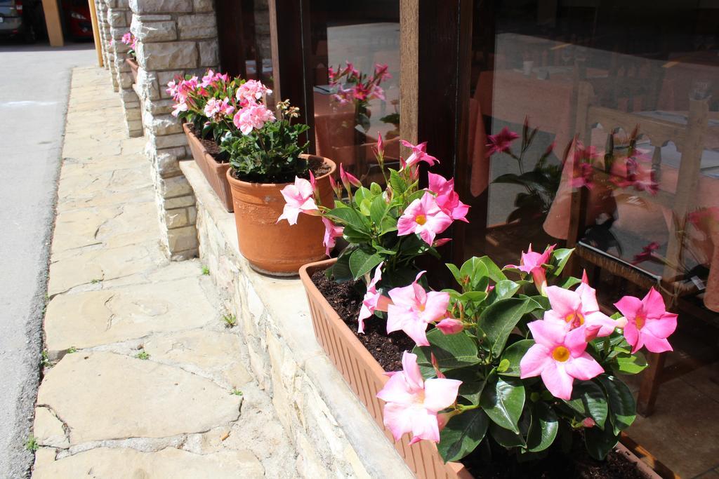 Hostal Montserrat Tona Exterior photo