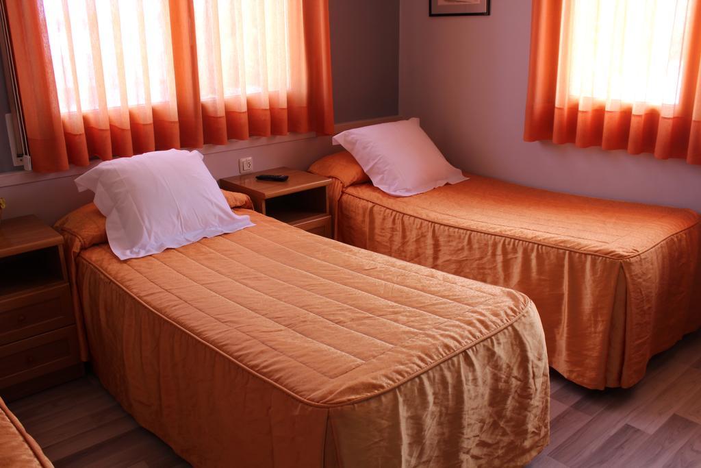 Hostal Montserrat Tona Exterior photo