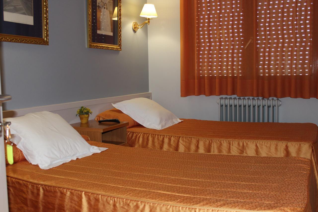 Hostal Montserrat Tona Exterior photo