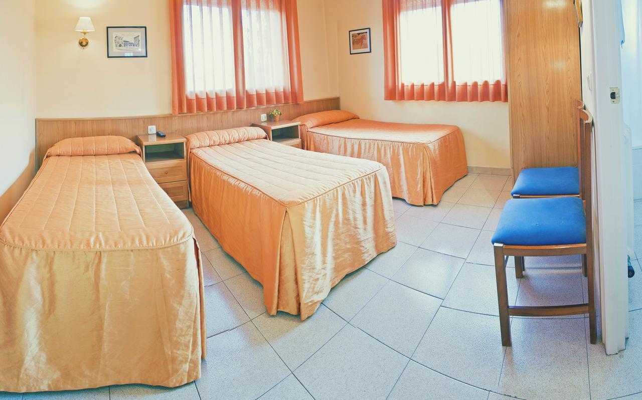 Hostal Montserrat Tona Exterior photo