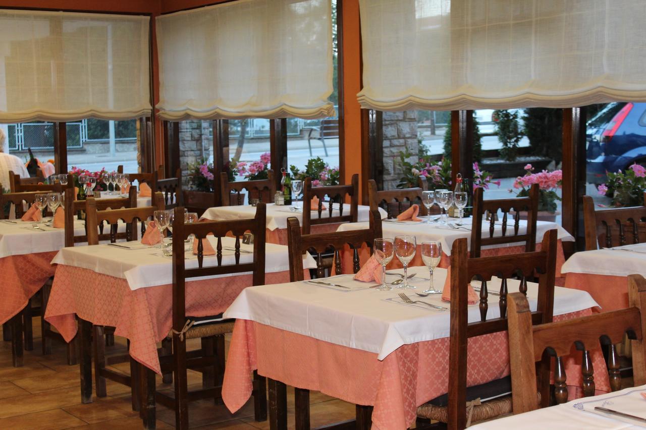 Hostal Montserrat Tona Exterior photo